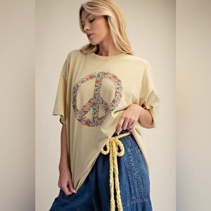 Easel Honey Mustard Floral Peace Sign Short Sleeve Tee